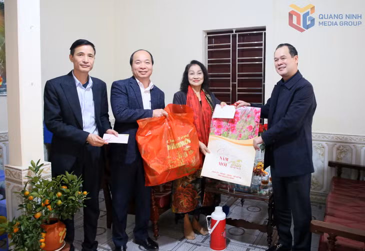Đồng chí Trưởng Ban Nội chính Tỉnh uỷ cùng lãnh đạo phường Bãi Cháy tặng quà Tết cho Nghệ sĩ nhân dân Nguyễn Thanh Chắc, nguyên Phó Trưởng Đoàn Nghệ thuật Chèo Quảng Ninh, thành viên Hội đồng Nghệ thuật tỉnh.