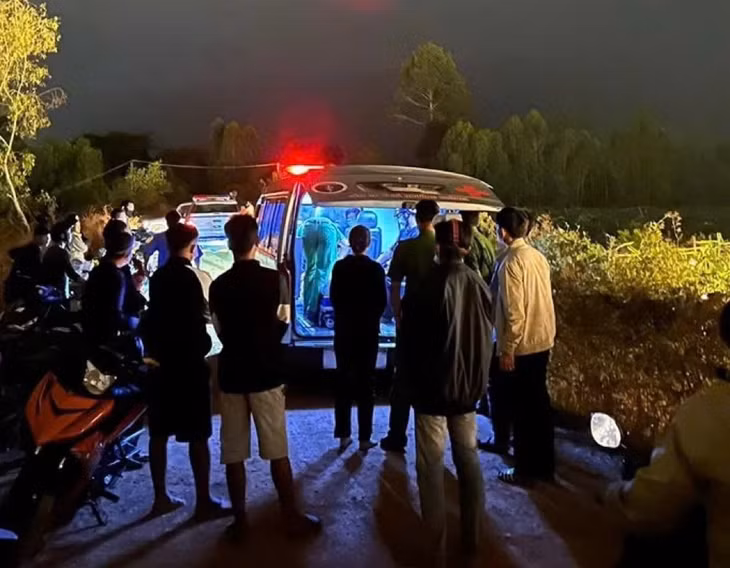 Thi thể nạn nhân được đưa về sau khi cơ quan chức năng hoàn tất khám nghiệm. Ảnh: Phạm Duy