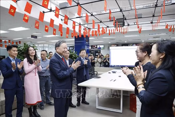 Tổng Bí thư Tô Lâm tới thăm, chúc tết cán bộ, phóng viên, biên tập viên, kỹ thuật viên và người lao động Đài Truyền hình Việt Nam - Ảnh: TTXVN