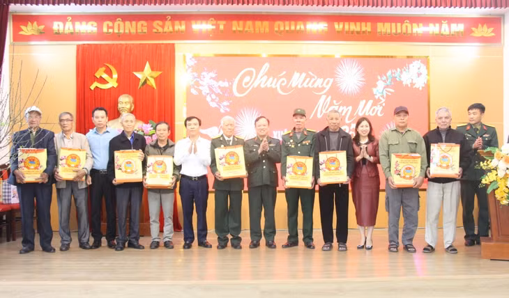 Thiếu tướng Khúc Thành Dư, Phó Chính ủy Quân khu 3 và lãnh đạo phường Hiệp Hòa tặng quà chúc Tết các gia đình chính sách.