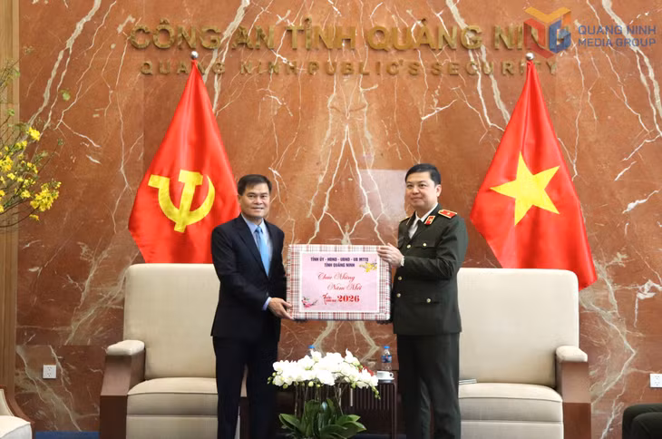 Đồng chí Bùi Văn Khắng, Chủ tịch UBND tỉnh đã đến thăm, động viên và chúc Tết cán bộ, chiến sĩ Công an tỉnh Quảng Ninh.