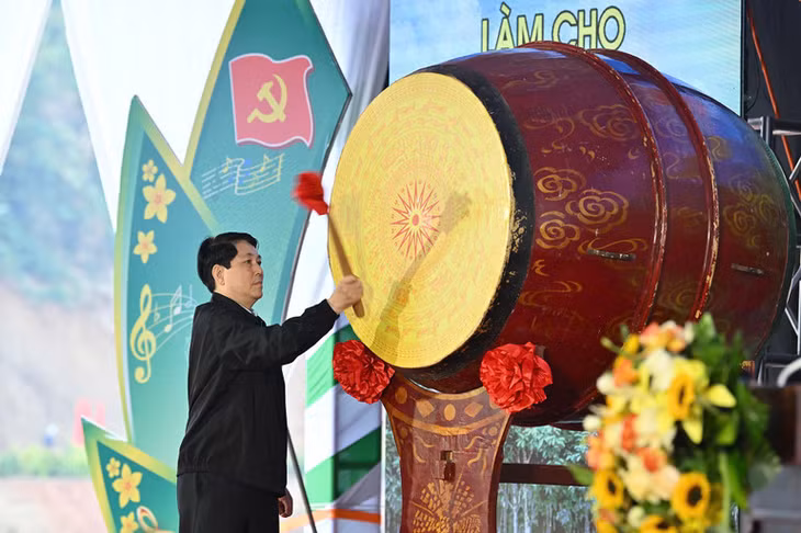 Chủ tịch nước đánh trống khai lễ phát động Tết trồng cây. (Ảnh: THỦY NGUYÊN)