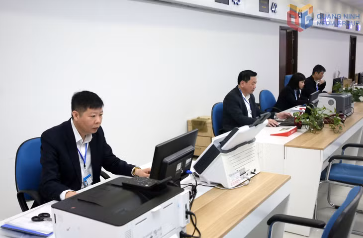 Các bộ phận không có công dân đến làm thủ tục trong sáng ngày làm việc đầu tiên cũng có mặt đầy đủ tại vị trí làm việc, giải quyết các TTHC cho người dân, doanh nghiệp trên hệ thống Cổng dịch vụ công trực tuyến.