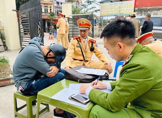 Nam tài xế tông cảnh sát tại chốt đo nồng độ cồn - Ảnh: C08