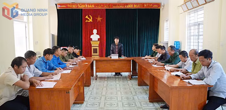 Bí thư Chi bộ, Trưởng thôn Phai Lầu Tằng Dẩu Tình thông tin đến các đảng viên tại buổi sinh hoạt Chi bộ hằng tháng.
