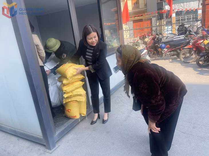 Cán bộ phường Hà Tu tặng gạo cho hộ có hoàn cảnh khó khăn trên địa bàn phường.