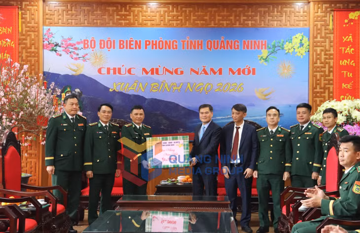Đồng chí Chủ tịch UBND tỉnh chúc Tết cán bộ, chiến sĩ Ban Chỉ huy Bộ đội Biên phòng tỉnh (2-2026). Ảnh: Hoàng Quỳnh