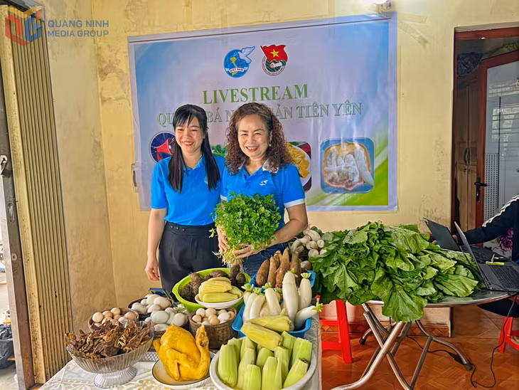 Hội LHPN xã Tiên Yên phối hợp với Đoàn Thanh niên xã livestream bán hàng nông sản của địa phương trên các nền tảng số.