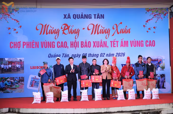 Chương trình “Tết ấm vùng cao” đã mang 650 suất quà trị giá trên 500 triệu đồng tới các hộ gia đình có hoàn cảnh khó khăn, các đối tượng yếu thế và các em học sinh trên địa bàn xã Quảng Tân.