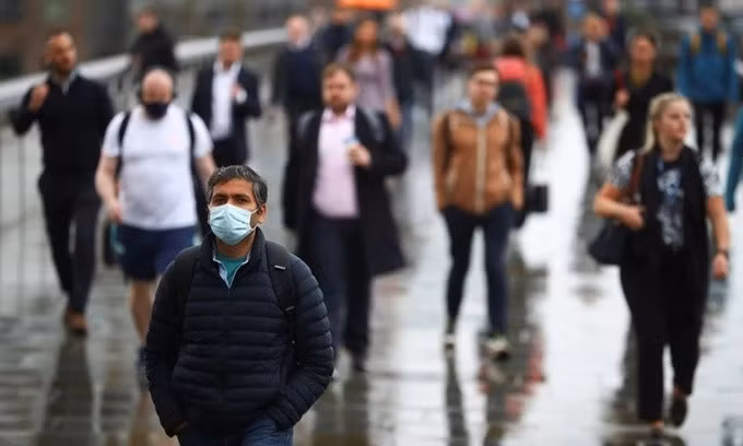 Người dân đi bộ trên cầu London ở thủ đô nước Anh ngày 6/7. Ảnh: Reuters.