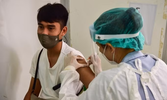 Y tá tiêm vaccine AstraZeneca cho người dân ở tỉnh Narathiwat, miền nam Thái Lan, hôm 9/7. Ảnh: AFP.