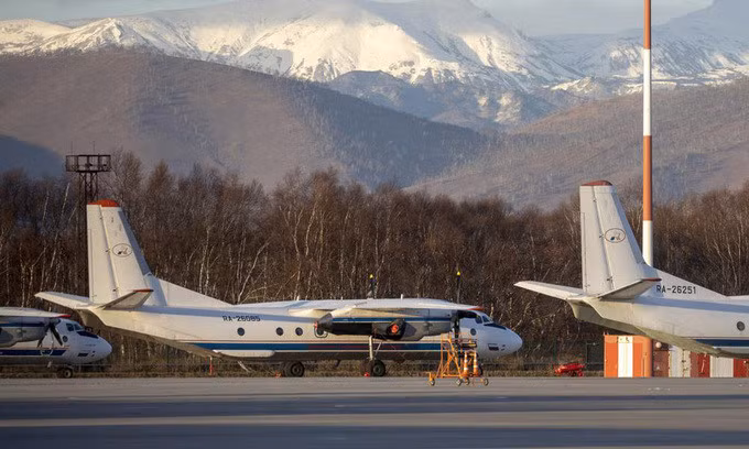 Chiếc Antonov An-26 cùng số hiệu với máy bay mất tích tại sân bay Elizovo, ngoại ô Kamchatka, Nga, hồi tháng 11/2020. Ảnh: AP.