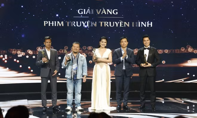 Diễn viên Việt Anh (ngoài cùng, bên phải) nhận giải diễn viên chính xuất sắc nhất tại Liên hoan truyền hình toàn quốc lần thứ 40.