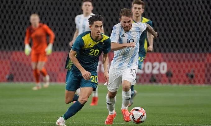 Olympic Australia phối hợp và tổ chức đội hình tốt hơn Argentina. Ảnh: AFP.