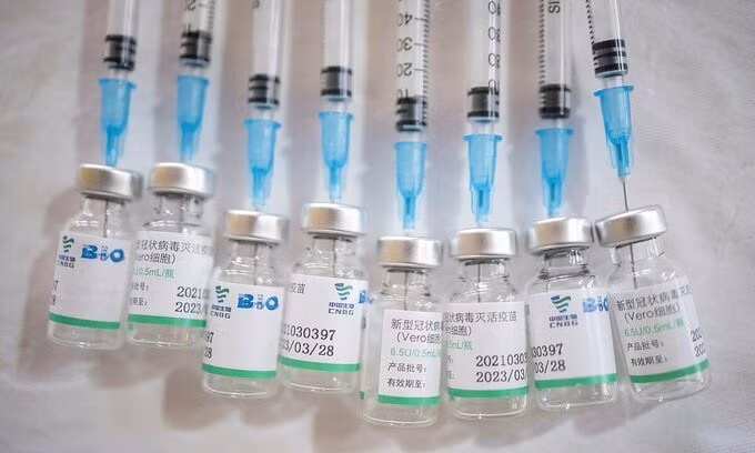Vaccine Sinopharm được sử dụng tại Serbia vào ngày 4/5. Ảnh: Reuters.