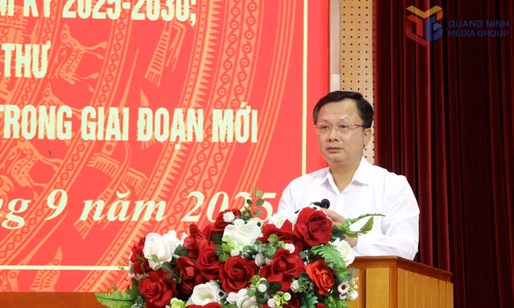 Đồng chí Cao Tường Huy, Ủy viên Ban Thường vụ Tỉnh ủy, Bí thư Đảng ủy, Chủ tịch HĐND đặc khu, phát biểu tại hội nghị.