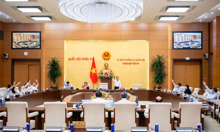 100% thành viên Ủy ban Thường vụ Quốc hội có mặt tán thành thông qua Nghị quyết về Chương trình lập pháp năm 2026. (Ảnh: DUY LINH)