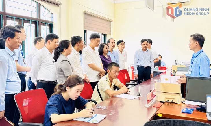 Đồng chí Vũ Hồng Thanh, Phó Chủ tịch Quốc hội và các đồng chí lãnh đạo tỉnh khảo sát thực hiện mô hình chính quyền địa phương 2 cấp tại xã Lục Hồn. Ảnh: Mạnh Trường