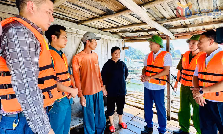 Lực lượng chức năng đặc khu Vân Đồn tuyên truyền ngư dân không được chủ quan trước diễn biến của bão số 9.