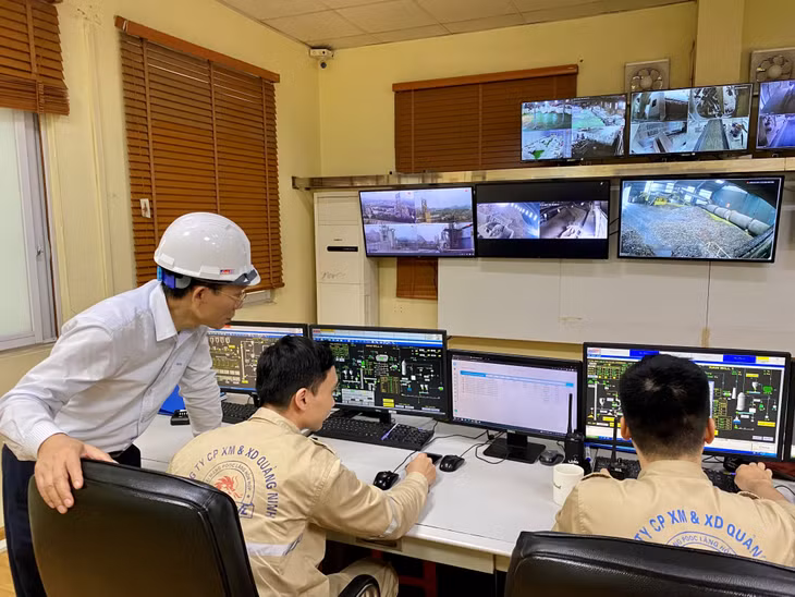 Lãnh đạo Công ty giám sát các thông số quan trắc môi trường tại phòng vận hành trung tâm của Nhà máy xi măng Lam Thạch 2.