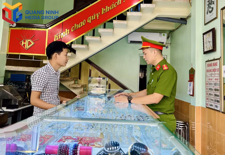 Công an Quảng Ninh kiểm tra hoạt động của hệ thống báo động tập trung đã được lắp đặt tại cửa hàng kinh doanh vàng bạc, trên địa bàn TP Cẩm Phả.
