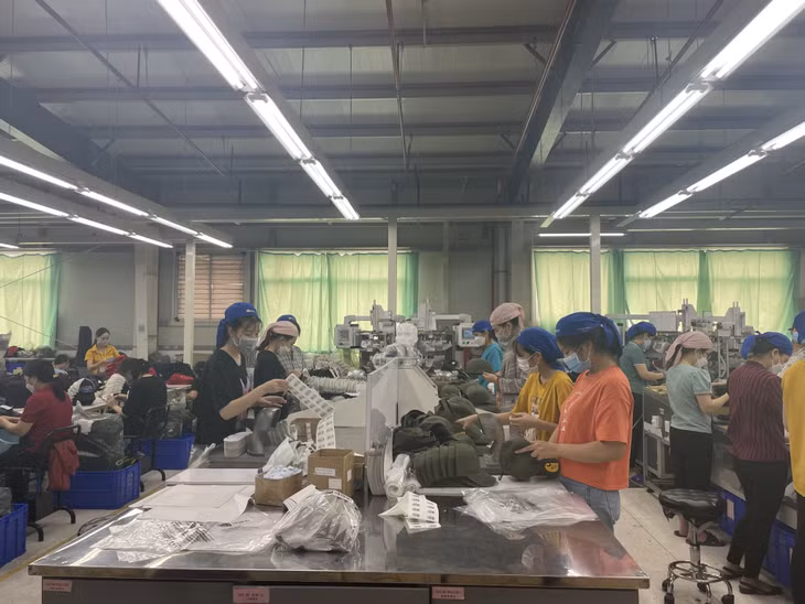 Công nhân Công ty TNHH Dệt may Weitai Hạ Long kiểm tra sản phẩm.