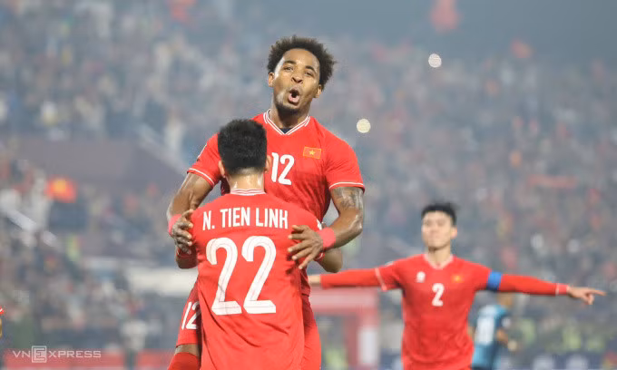 Tiền đạo Nguyễn Xuân Son mừng bàn với Nguyễn Tiến Linh trong trận Việt Nam thắng Singapore 3-1 tại lượt về bán kết ASEAN Cup tối 29/12/2024. Ảnh: Hiếu Lương