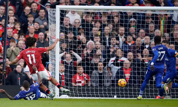 Zirkzee ghi bàn nâng tỷ số lên 2-0 cho Man Utd trước Everton trên sân Old Trafford, thành phố Manchester, vòng 13 Ngoại hạng Anh ngày 1/12/2024. Ảnh: AP