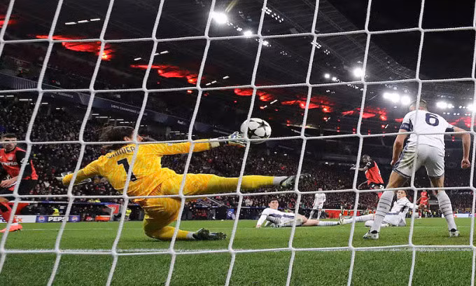 Nordi Mukiele ghi bàn phút 90 giúp Leverkusen thắng Inter 1-0 trên sân Bay Arena, tối 10/12/2024. Ảnh: Reuters