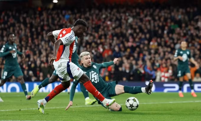 Bukayo Saka dứt điểm mở tỷ số trong trận Arsenal thắng Monaco 3-0 trên sân Emirates, London, Anh ngày 11/12. Ảnh: Reuters