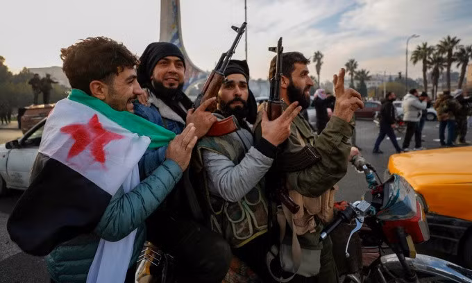 Các tay súng đối lập ăn mừng tại thủ đô Damascus, Syria, sau khi chính quyền tổng thống Assad bị lật đổ hôm 8/12. Ảnh: AP