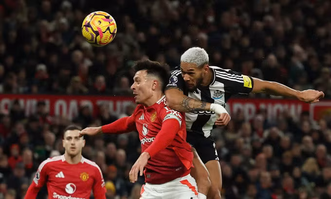 Tình huống Joelinton (phải) đánh đầu nâng tỷ số lên 2-0 cho Newcastle. Ảnh: Reuters