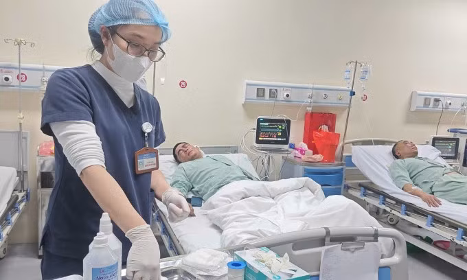 Hai trong bốn bệnh nhân đang điều trị tại Bệnh viện E. Ảnh: Thúy Liễu