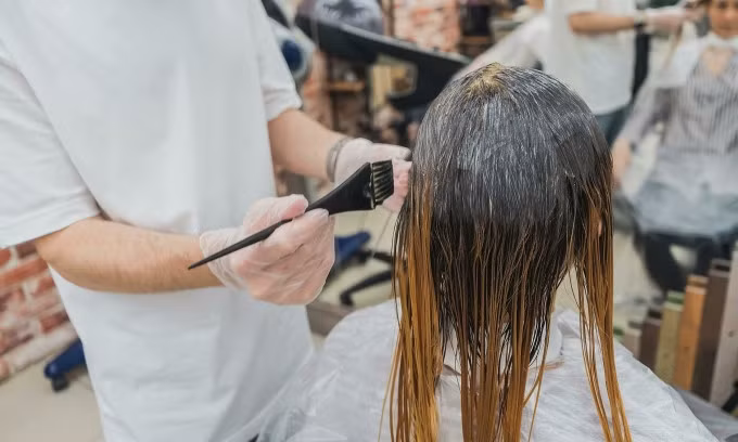 Nếu muốn tạo kiểu, hãy tìm salon chuyên nghiệp biết cách kiểm tra da đầu và chọn sản phẩm phù hợp nhất cho bạn. Ảnh: Pexels