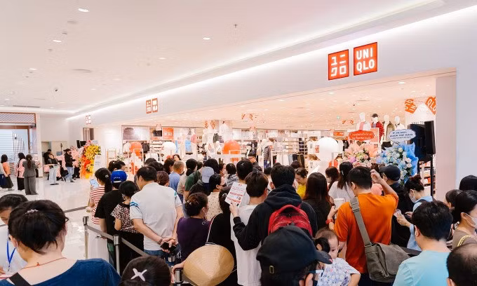 Khách đến mua sắm khi cửa hàng thứ 26 của Uniqlo khai trương tại Quận 8, TP HCM, ngày 8/11. Ảnh công ty cung cấp