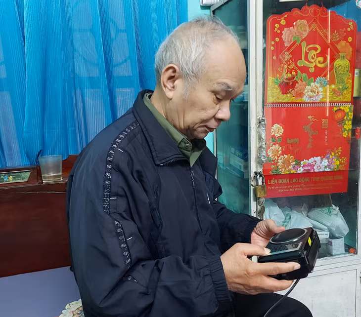 Với ông Nguyễn Minh Hiếu, chương trình phát thanh Quảng Ninh luôn là người bạn thân thiết.