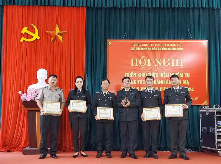 Lãnh đạo Cục THADS tỉnh trao giấy khen cho các tập thể có thành tích xuất sắc trong công tác năm 2023.