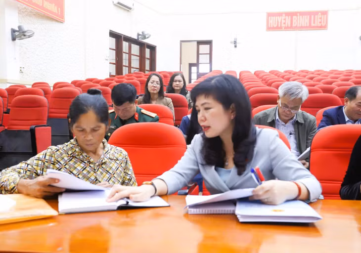 Đại biểu Quốc hội Nguyễn Thị Thu Hà trực tiếp trao đổi với cử tri Lý Thị Cam (thôn Khau Pưởng, xã Lục Hồn, Bình Liêu) liên quan đến chế độ chính sách của liệt sĩ.