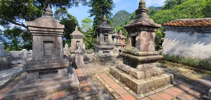 Danh sơn Yên Tử gắn liền với cuộc đời, sự nghiệp Phật hoàng Trần Nhân Tông và thiền phái Trúc Lâm đang được xây dựng hồ sơ trình UNESCO xếp hạng di sản văn hoá thế giới.
