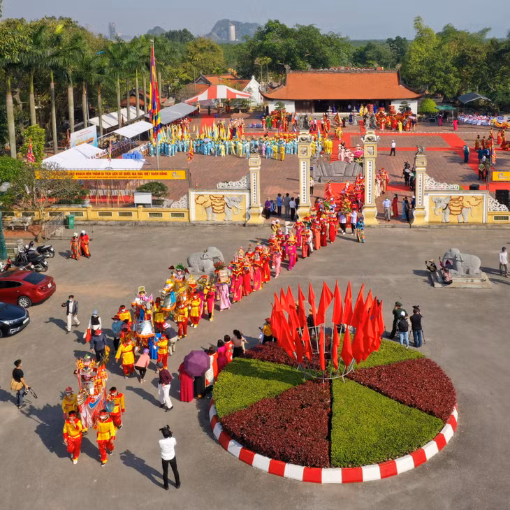 Quang cảnh lễ rước tượng Đức Thánh Trần trong lễ hội Bạch Đằng năm 2022, tưởng nhớ công ơn Trần Hưng Đạo và tôn vinh chiến thắng Bạch Đằng năm 1288. Ảnh: Dương Văn Toàn (CTV)