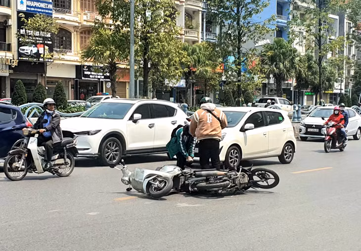 Vụ va chạm xe máy mà một trong hai người là học sinh xảy ra ở trước cổng Trung tâm Hướng nghiệp và Giáo dục thường xuyên tỉnh hồi 11h ngày 14/3/2023. Rất may, không có ai bị thương.