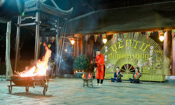 Trình diễn trích đoạn múa gà, một diễn xướng đặc sắc của người Dao Thanh Y ở Thượng Yên Công.