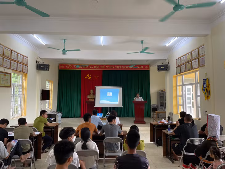 Trung tâm TGPL nhà nước tỉnh (Sở Tư pháp) tổ chức hội nghị TGPL cho người dân tại xã Hoành Mô, huyện Bình Liêu. Ảnh: Vũ Uyên (CTV)