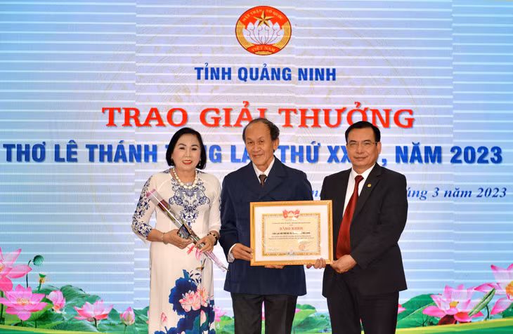 Câu lạc bộ thơ Lục bát Hạ Long được nhận bằng khen của Ủy ban MTTQ tỉnh.