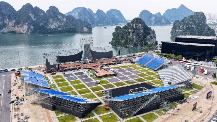 Sáng 26/10, sân khấu đang được các đơn vị thi công khẩn trương lắp đặt.