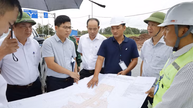 Lãnh đạo phường Móng Cái 1 kiểm tra công tác quy hoạch đất đai trên địa bàn. Ảnh: Trần Tương (CTV)