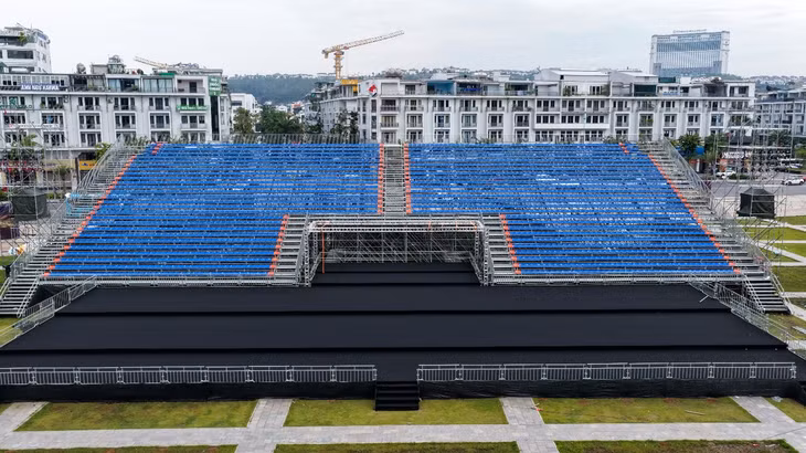 Các hàng ghế chắc chắn dành cho khán giả cơ bản đã được hoàn thiện.