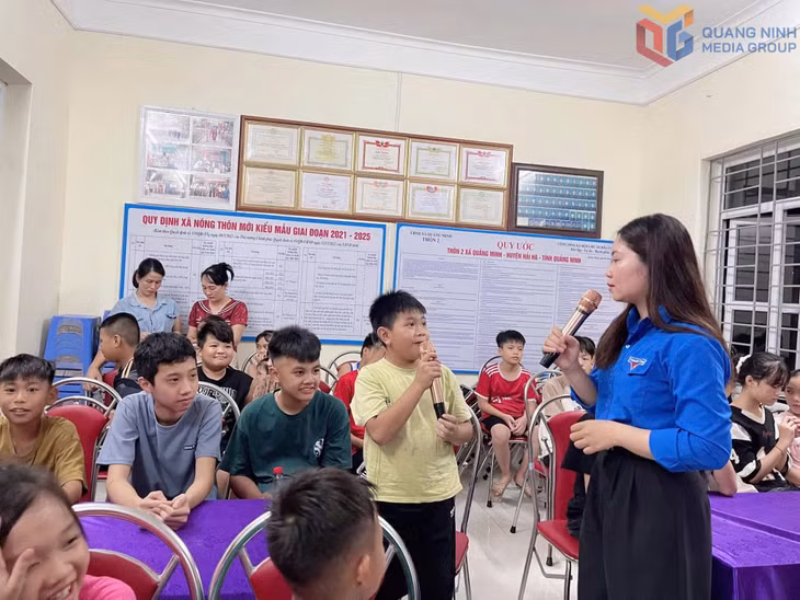 Đoàn thanh niên xã Quảng Hà tuyên truyền cho trẻ em trên địa bàn về kỹ năng phòng, chống đuối nước; phòng chống buôn bán trẻ em. Ảnh: Thu Nguyệt