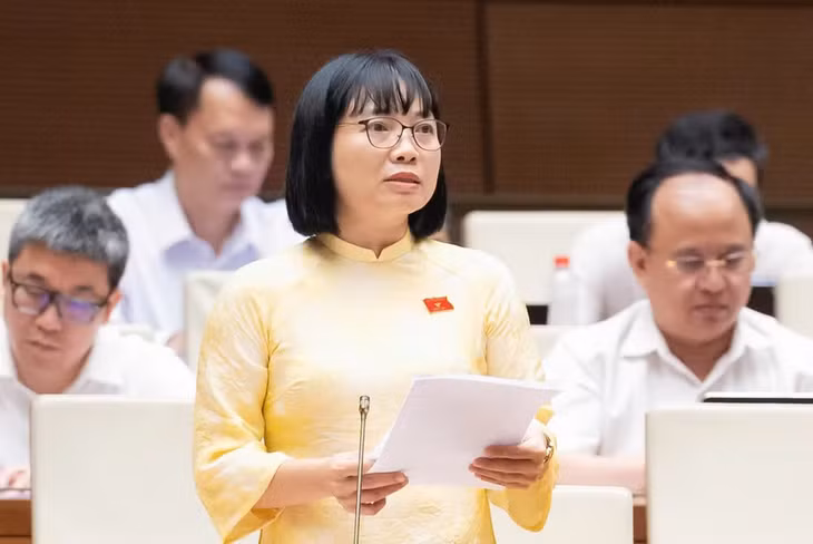 Đại biểu Nguyễn Thị Việt Nga phát biểu ý kiến. (Ảnh: DUY LINH)