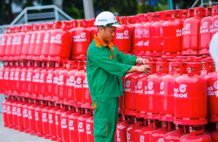 Nhiều thương hiệu gas tại khu vực phía Nam, đặc biệt ở TP.HCM, đồng loạt thông báo tăng giá - Ảnh: CÔNG TRIỆU
